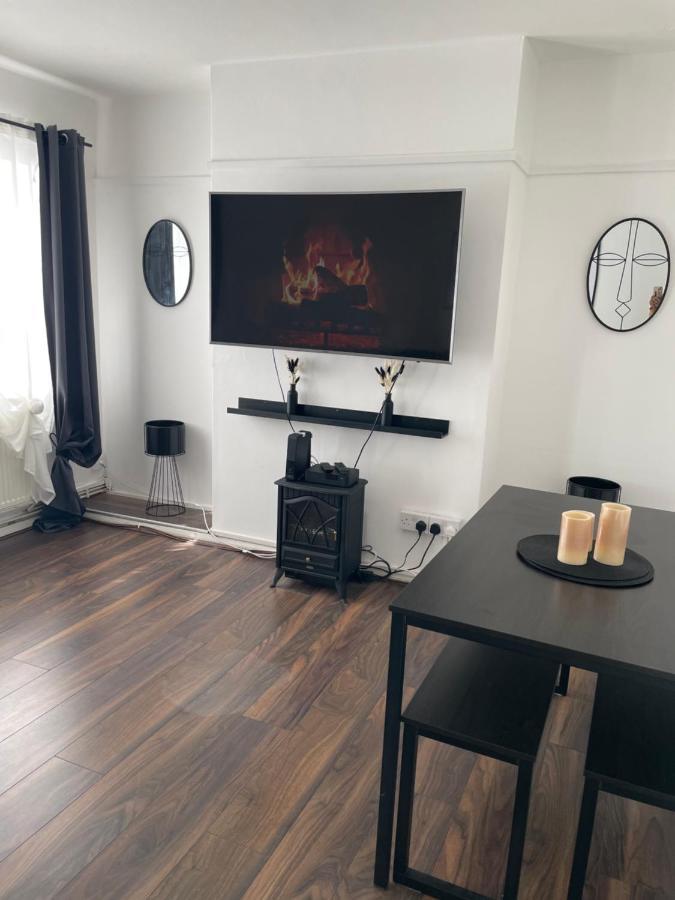 Lovely 2Bedroom 4Mins From Wimbledon Station Londen Buitenkant foto